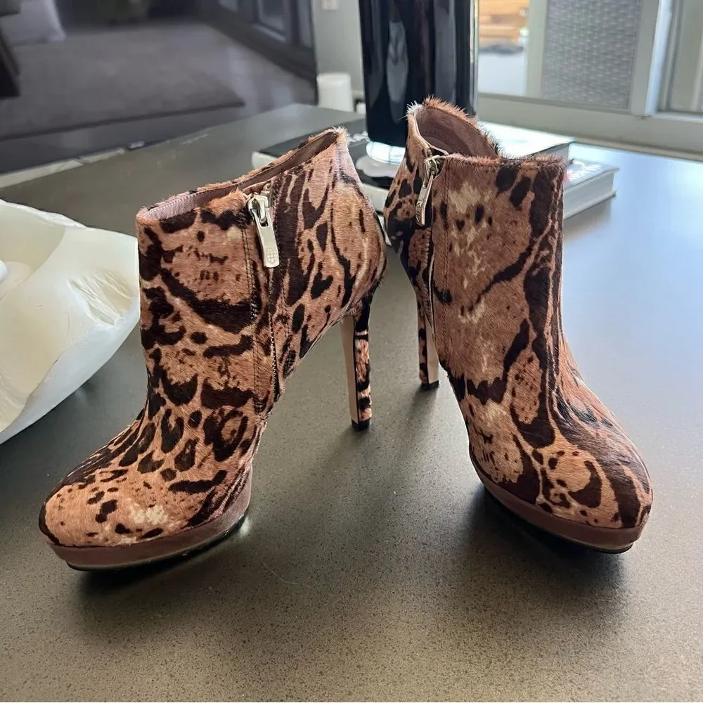 VINCE CAMUTO Ankle Boots Cow Hair Fur In Brownish Color Platform Heel Size 7.5B